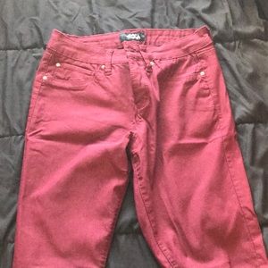 Skinny jeans wine colored